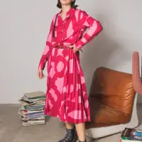 在飛比找momo購物網優惠-【Who Cares】時尚印花設計綁帶壓褶襯衫長洋裝(粉色)