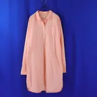 在飛比找蝦皮購物優惠-專櫃品牌【GIORDANO】粉橘色半開襟長袖洋裝