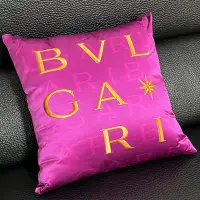 在飛比找Yahoo!奇摩拍賣優惠-VIP貴賓禮 BVLGARI 寶格麗 LOGO 刺繡絲綢抱枕
