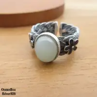 在飛比找momo購物網優惠-【海洋盒子】獨特美麗蛋面天然和闐玉雙蘭花925純銀戒指(可調