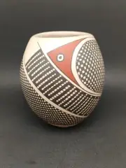 Mata Ortiz Unique One of a kind pot by Diana Vialba 5" tall and 4.5" wide.