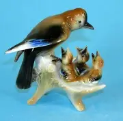 9942135 Porcelain Figurine Bird Eichelhäher-familie in Nest Wagner & Apel H11,