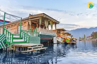 3 BHK Houseboat in Dal Lake, Srinagar(5300), by GuestHouser