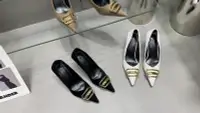 在飛比找Yahoo!奇摩拍賣優惠-2023秋季新款女鞋氣質金屬扣顯瘦中跟尖頭單鞋女細跟高跟鞋子