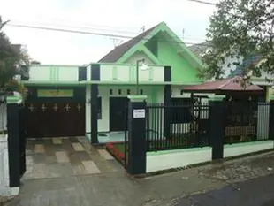 克拉加彭篤多恩別墅Villa Keluarga "Pondok Daun"