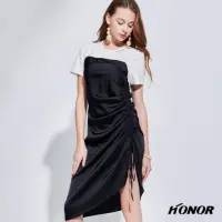 在飛比找momo購物網優惠-【HONOR 山形屋】緞面挖肩側綁帶抓皺開衩洋裝-黑