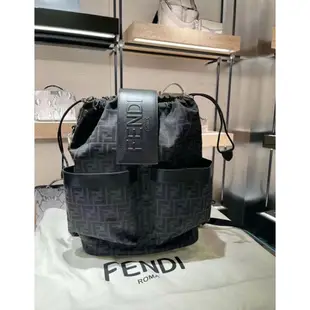 Fendi 7VZ070 男款 FF 布料中型抽繩背包 黑色《2024季度新品》