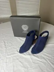 Vince Camuto Dastana Perforated Peep Toe Heels Moody Blue Women's 6M Brand New