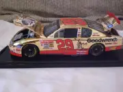 Action Kevin Harvick #29 GM Goodwrench Looney Tunes 2001 Monte Carlo Gold car