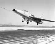 NORTH AMERICAN F-100A (NACA-200) SUPER SABRE AIRCRAFT - 8X10 NASA PHOTO (MW-585)