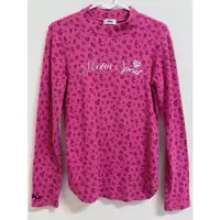 在飛比找蝦皮購物優惠-專櫃FILA時髦粉紅豹紋上衣