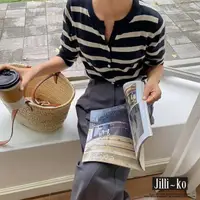 在飛比找momo購物網優惠-【JILLI-KO】買一送一 薄款圓領條紋開扣針織衫-F(黑