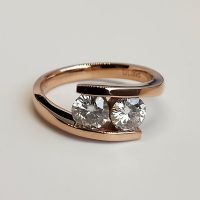 在飛比找Yahoo!奇摩拍賣優惠-莫桑鑽寶極光鑽石莫桑石鑽戒0.5克拉2顆鑲嵌18k金檯 求婚