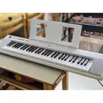 律揚樂器之家~ 二手 YAMAHA NP12 61鍵電子琴 黑色白色 電鋼琴 輕便攜帶 可裝電池多種音色