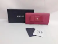 在飛比找Yahoo!奇摩拍賣優惠-PRADA 蝴蝶飾粉色防刮牛皮長夾