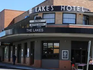 湖濱飯店The Lakes Hotel