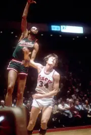 Kareem Abdul Jabbar Milwaukee Bucks shoots a hook shot over Clyde- 1974 Photo 2