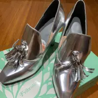 在飛比找蝦皮購物優惠-全新 英倫復古銀色高跟鞋 韓版