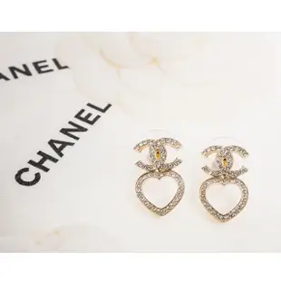 【CHANEL 香奈兒】新款雙C LOGO 愛心水鑽穿式耳環(淡金)