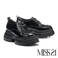 在飛比找momo購物網優惠-【MISS 21】叛逆潮感異材質拼接雙綁帶大頭厚底鞋(黑)