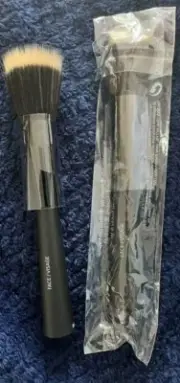 BODY SHOP "FACE FOUNDATION" BRUSH - NEW -GREAT FOR BLENDING -GREAT GIFT IDEA!!