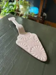 NEW Anthropologie Boho Wedding Anniversary Shower Ceramic Pie Cake Server Pink