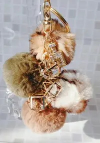 在飛比找Yahoo!奇摩拍賣優惠-時尚幾何方塊裸鑽造型中毛球吊飾 包包掛飾 皮件吊飾 鑰匙圈