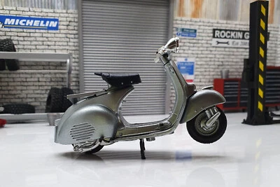 Vespa 150 1957 1:18 Scale Scooter Model Supreme