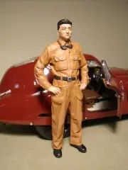 1/18 FIGURE ENZO FERRARI YOUNG RACING 1938 VROOM PAINTED FOR CMC CMR