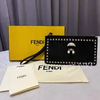 在飛比找PopChill優惠-[二手] FENDI 卡爾公仔造型鉚釘防刮牛皮手拿包 單層包