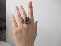 在飛比找Yahoo!奇摩拍賣優惠-全新超浮誇美麗水晶首飾品戒指(自動型尺寸)任何手指頭尺寸皆可