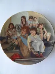 MOVIE/PLAY ANNIE COLLECTORS PLATE. ANNIE AND THE ORPHANS. KNOWLES + COA.