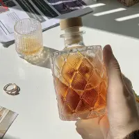 在飛比找蝦皮購物優惠-酒瓶玻璃威士忌酒水晶復古玻璃瓶 200ml 美麗獨特的茶杯