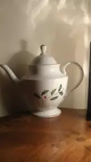 Lenox Holly White Gold Banded Christmas HolidayTeapot With Lid New