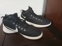 在飛比找Yahoo奇摩拍賣-7-11運費0元優惠優惠-(二手鞋子)NIKE NSW HYPERFR3SH 黑白配色