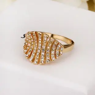 【Aphrodite 愛芙晶鑽】花葉造型曲面美鑽鑲鑽戒指(黃金色)