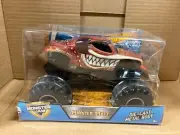 Monster Jam Monster Mutt Monster Truck Die-Cast 1:24 NEW DAMAGED PACKAGING