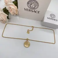 在飛比找Yahoo!奇摩拍賣優惠-【熱賣精選】VERSACE 凡賽斯 輕奢小眾設計感圓牌項鏈女