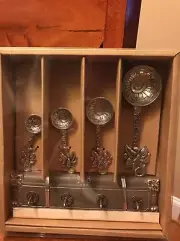VINTAGE ANTIQUE HANGING TABLESPOON/TEASPOON METAL GIFT SET (KC)