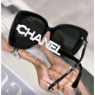 二手旗艦 CHANEL 黑色 膠匡 側邊 白色 字紋LOGO 鑲鑽 墨鏡 太陽眼鏡 (中友店)