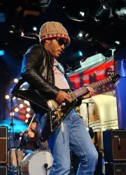 Lenny Kravitz at "Spankin New Music Week" on MTV's "TRL" - Novembe- Old Photo 1