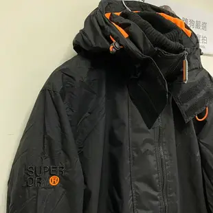 跩狗嚴選 極度乾燥 Superdry Arctic 男款風衣 刷毛保暖 外套 三排拉鍊 內口袋 防風夾克 黑橘 背後有線