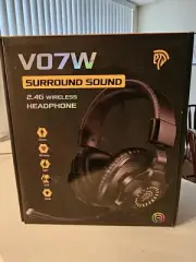 V07W - Headphones - 2.4G Wireless - Surround Sound - RGB - 40mm Microphone