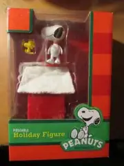 Forever Fun Peanuts Snoopy & Woodstock Holiday Poseable Figure Doghouse Set NEW
