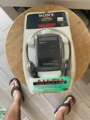 Sony Walkman AM/FM Stereo Cassette Player Auto Reverse WM-FX301 w/Headphones