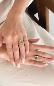 [Amrapali] Navratna 18K Yellow Gold Emerald Ring