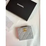 台灣現貨💛38889 香奈兒 CHANEL 限量金色 大雙C 冰川灰 淺灰 金扣 對開短夾 零錢袋短夾