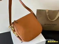 在飛比找Yahoo!奇摩拍賣優惠-【二手包包】Burberry 女士Small Knight 