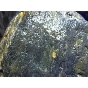 《藍金寶石玉石批發區》→〈原石系列〉→天然柱狀黑炭石墨彩色木化玉髓原礦〈4210公克→AVN812