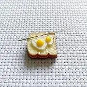 DPXWCCH 2 Pieces Heart Poached Egg Needle Minder Magnetic for Cross Stitch, Cute Bread Needle Keeper, Embroidery Needlework Accessories